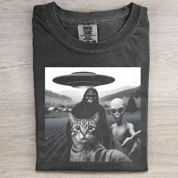 Funny Cat Kitten Selfie With Bigfoot Alien UFO T-Shirt